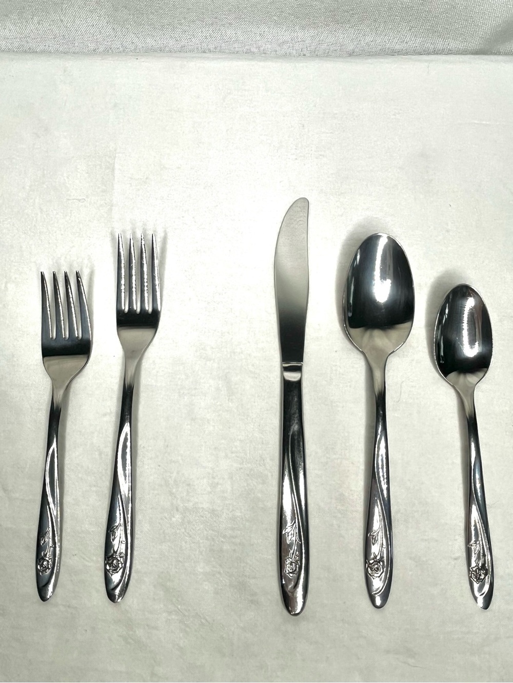 VINTAGE Dead Stock Americana Beauty Rose Flatware Set - New in Box - Picture 1 of 14